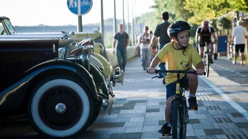 river park cyclists